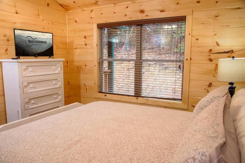 Spacious 2800 Sq Ft-Cozy Wood Cabin-New Build Пиджен-Фордж Экстерьер фото
