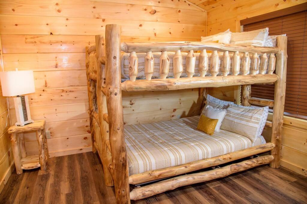 Spacious 2800 Sq Ft-Cozy Wood Cabin-New Build Пиджен-Фордж Экстерьер фото