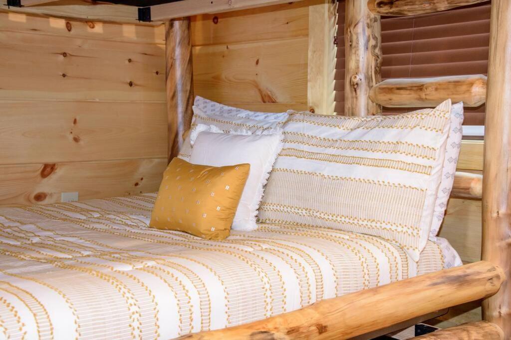 Spacious 2800 Sq Ft-Cozy Wood Cabin-New Build Пиджен-Фордж Экстерьер фото