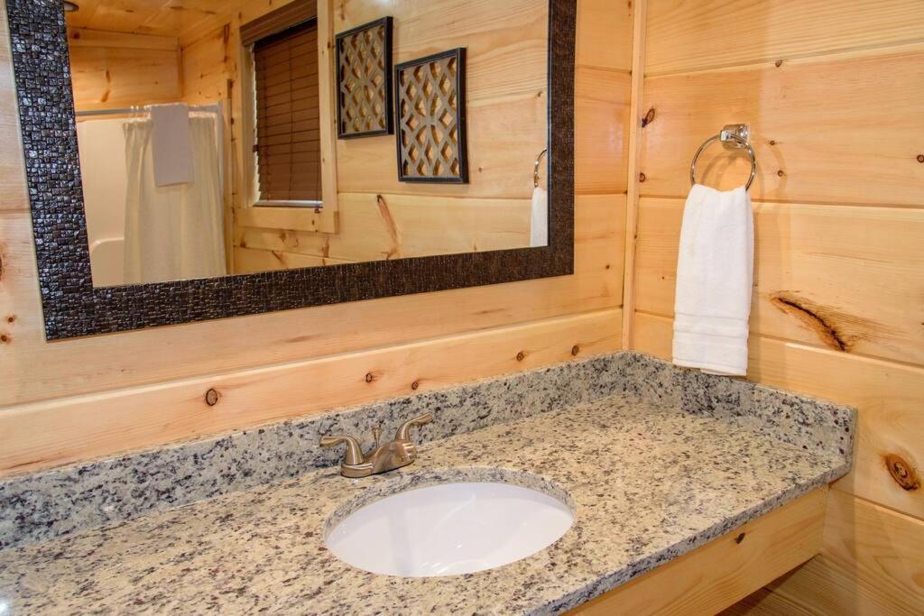 Spacious 2800 Sq Ft-Cozy Wood Cabin-New Build Пиджен-Фордж Экстерьер фото