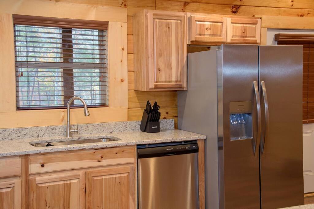 Spacious 2800 Sq Ft-Cozy Wood Cabin-New Build Пиджен-Фордж Экстерьер фото